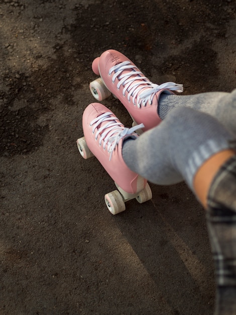 Alto ángulo de mujer en calcetines y patines