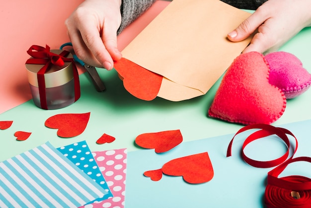 Alto ángulo de mujer con decoraciones de papel