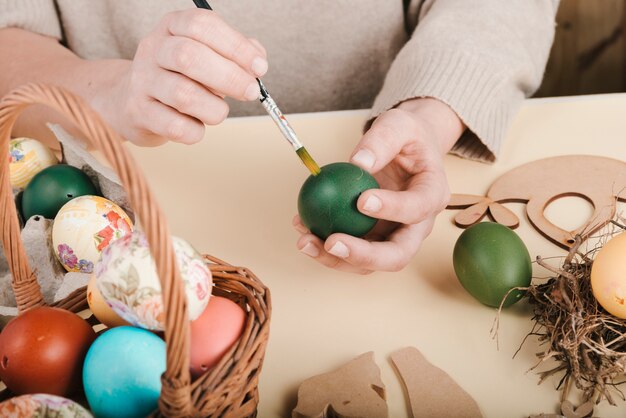 Alto ángulo de mujer decorando huevos de pascua