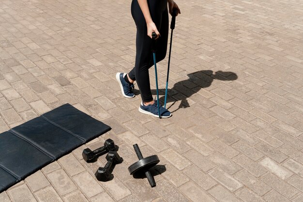 Alto ángulo de mujer con equipo de entrenamiento al aire libre