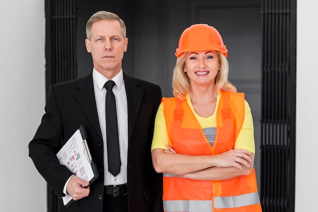 Foto gratuita alto ángulo mujer y hombre trabajando