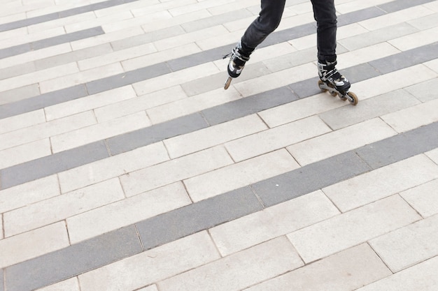 Alto ángulo de mujer en patines con espacio de copia