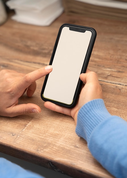 Alto ángulo de mujer pidiendo comida para llevar en smartphone