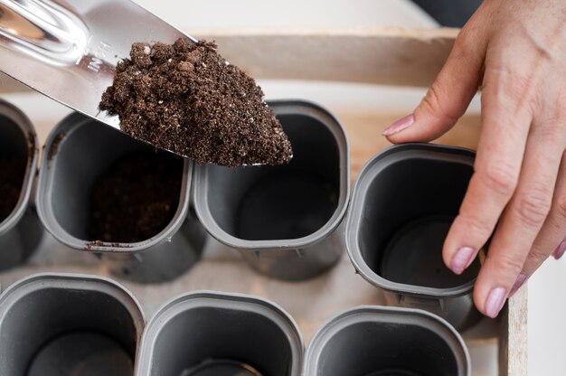 Alto ángulo de mujer preparando el suelo para plantar