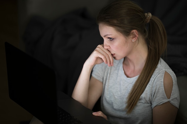 Alto ángulo de mujer que trabaja en la computadora portátil