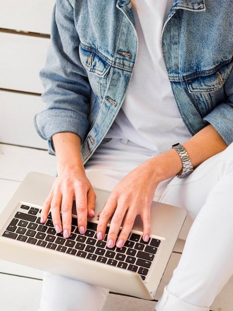 Foto gratuita alto ángulo de mujer que trabaja en la computadora portátil