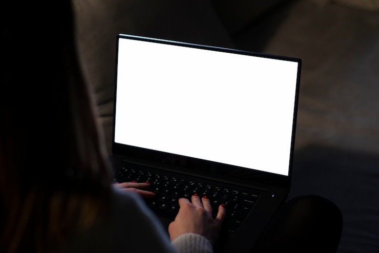 Foto gratuito alto ángulo de mujer sosteniendo una laptop