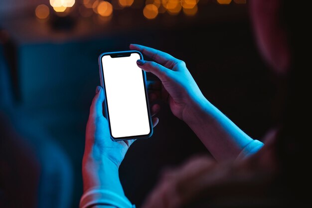 Alto ángulo de mujer sosteniendo smartphone