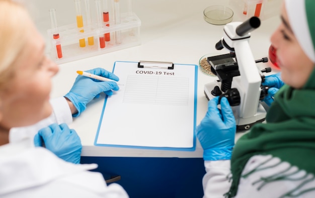 Alto ángulo de mujeres científicas en el laboratorio.