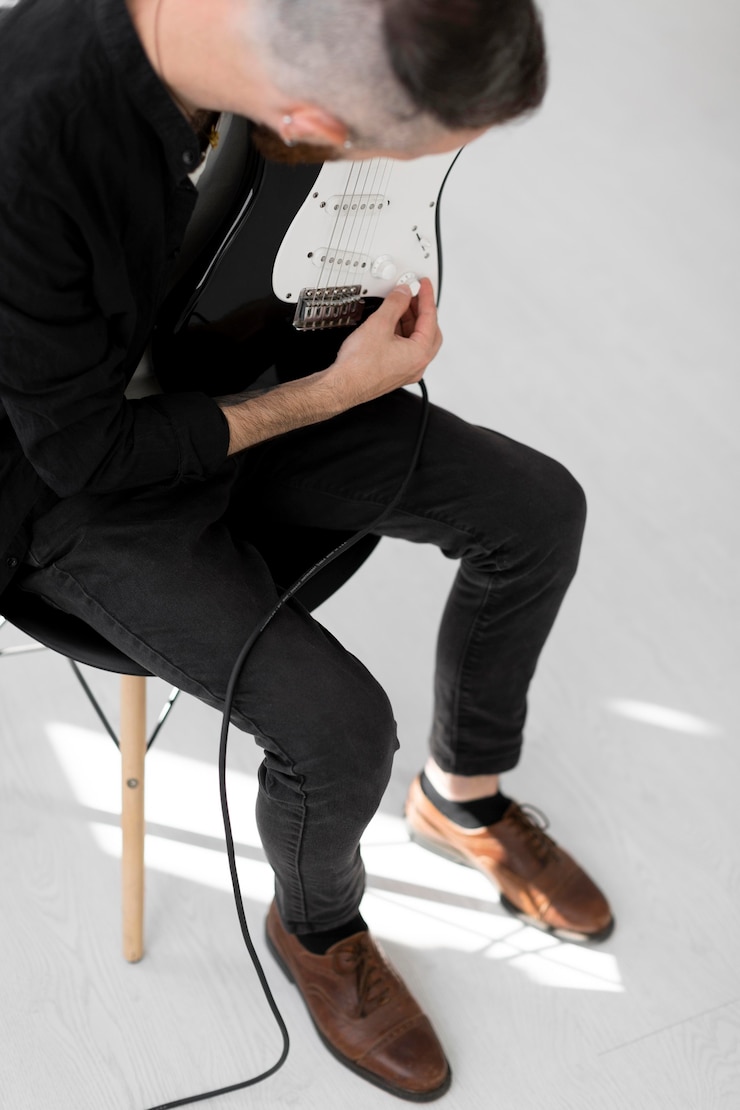 Foto gratuito alto ángulo de músico tocando la guitarra eléctrica