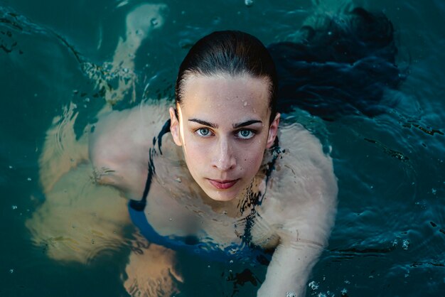 Alto ángulo de nadadora posando en el agua