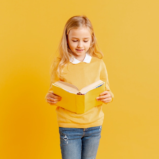 Foto gratuita alto ángulo niña leyendo