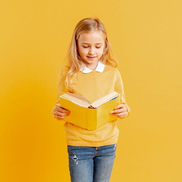 Alto ángulo niña leyendo