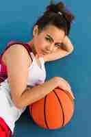 Foto gratuita alto ángulo de niña con pelota de baloncesto