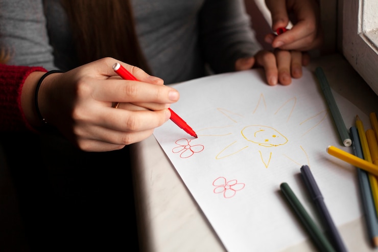 Foto gratuito alto ángulo de niña con síndrome de down y dibujo de mujer
