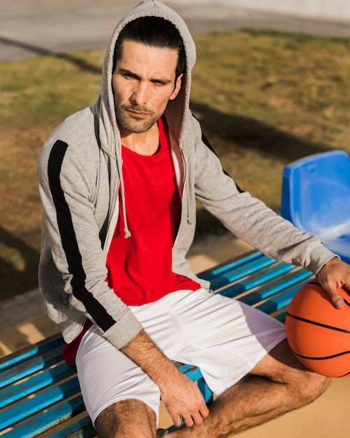 Alto ángulo de niño con pelota de baloncesto