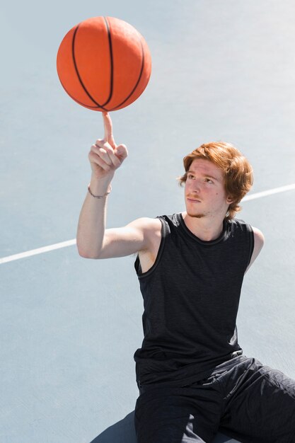 Alto ángulo de niño con pelota de baloncesto