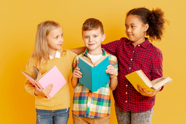 Alto ángulo para niños leyendo juntos