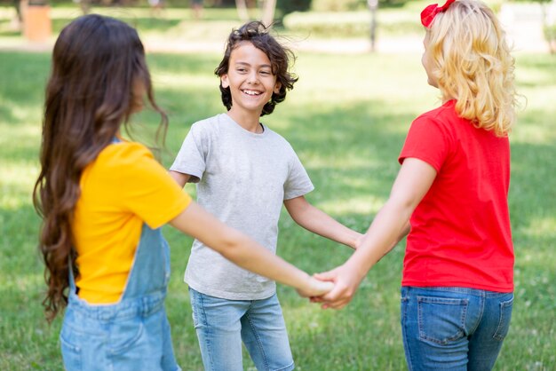 Alto ángulo para niños tomados de la mano