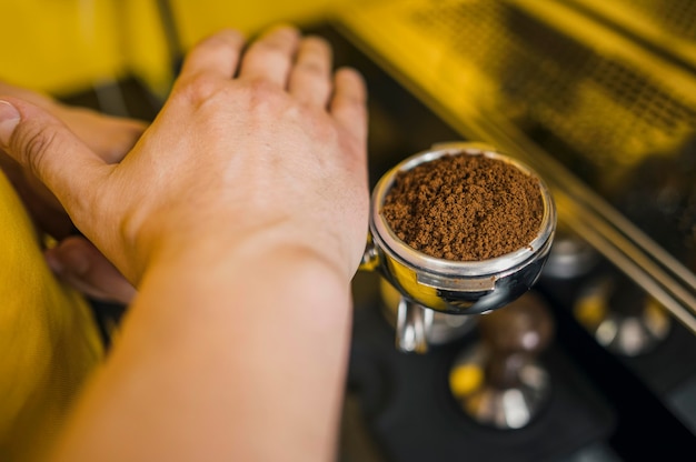 Foto gratuita alto ángulo de nivelación de café barista para taza de máquina