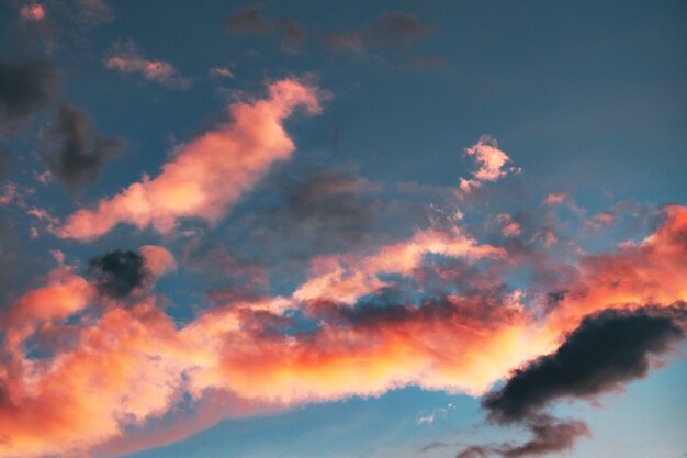 Alto ángulo de nubes durante la hora dorada