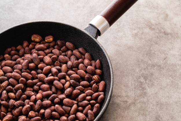 Foto gratuita alto ángulo de nueces en sartén