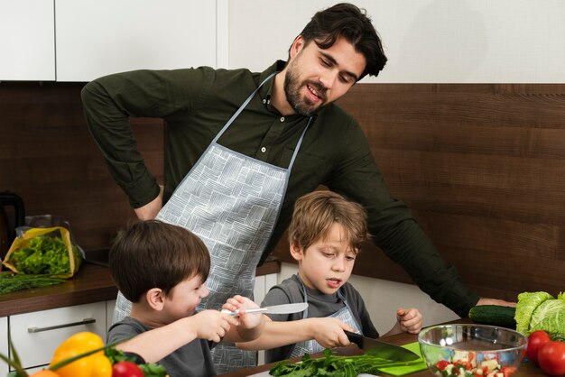 Alto ángulo padre e hijos cocinando