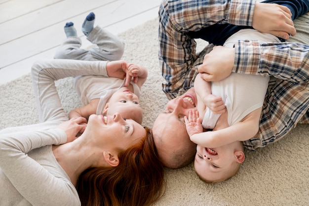 Alto ángulo de padres encantadores con sus hijos