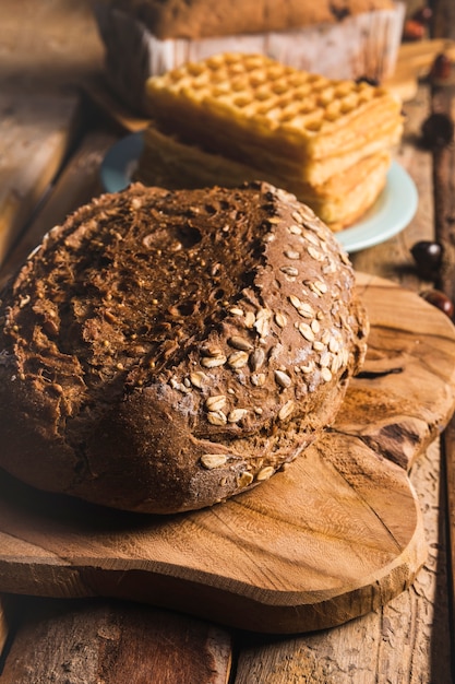 Foto gratuita alto ángulo con pan en una mesa de corte