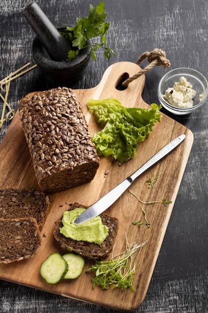 Alto ángulo de pan de molde para sándwiches con ensalada