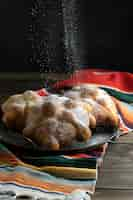 Foto gratuita alto ángulo de pan de muerto con espacio de copia