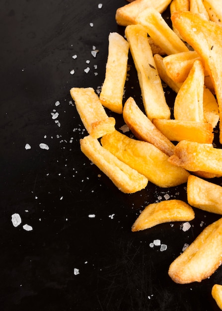 Alto ángulo de papas fritas saladas