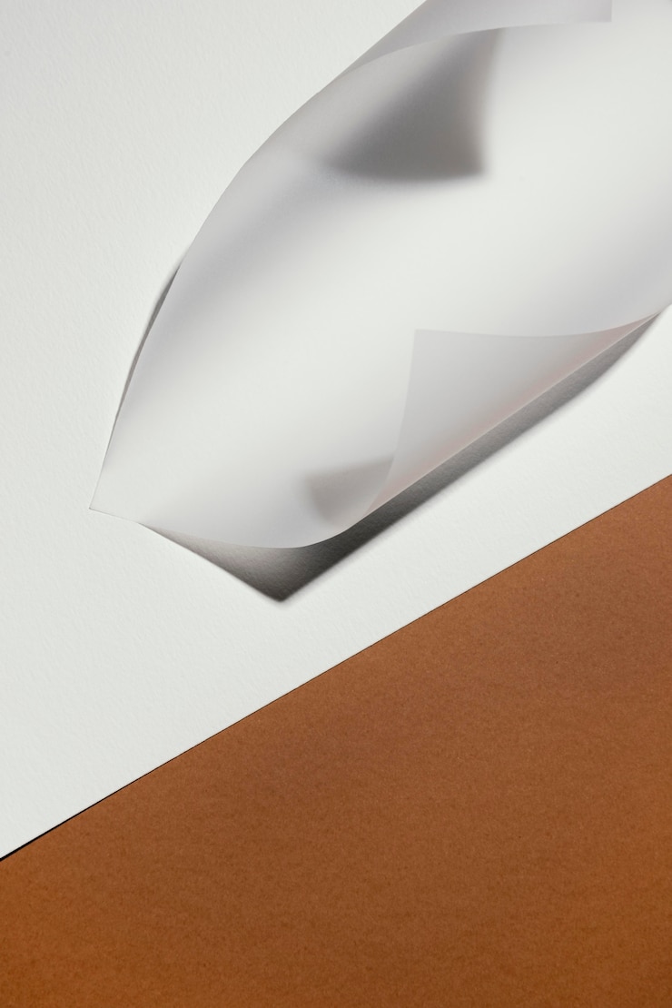 Foto gratuito alto ángulo de papel fino de papelería con espacio de copia