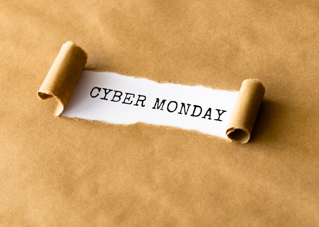 Alto ángulo de papel rasgado para el Cyber Monday