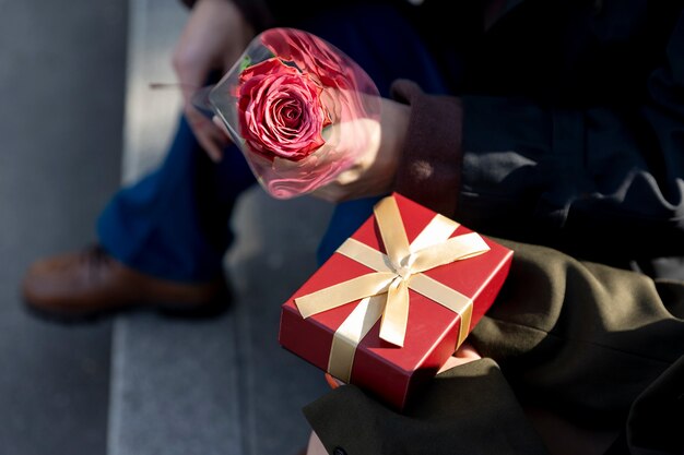 Alto ángulo de pareja japonesa intercambiando regalos en el día blanco