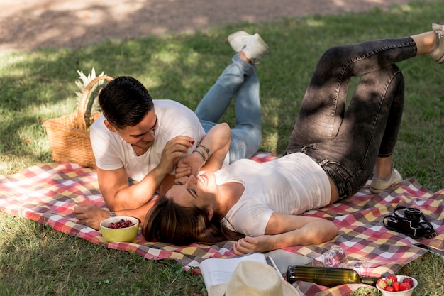 Alto ángulo de pareja pasando un buen rato.