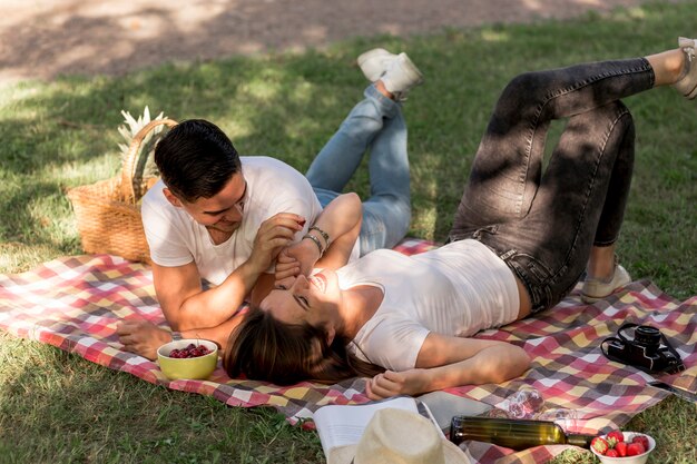 Alto ángulo de pareja pasando un buen rato.