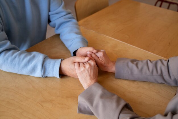 Alto ángulo pareja senior cogidos de la mano