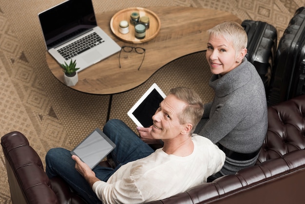 Foto gratuita alto ángulo pareja senior mirando hacia arriba