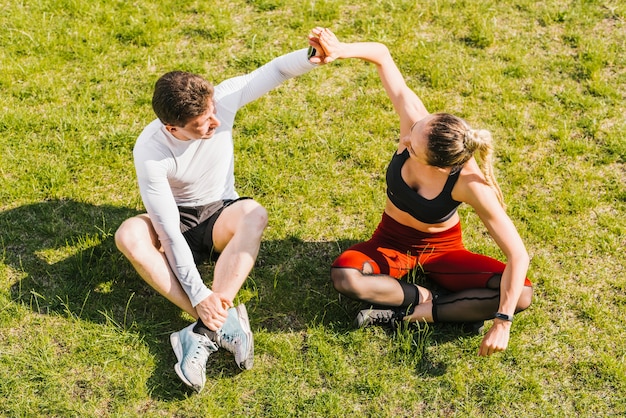 Alto ángulo de pareja tomando un descanso