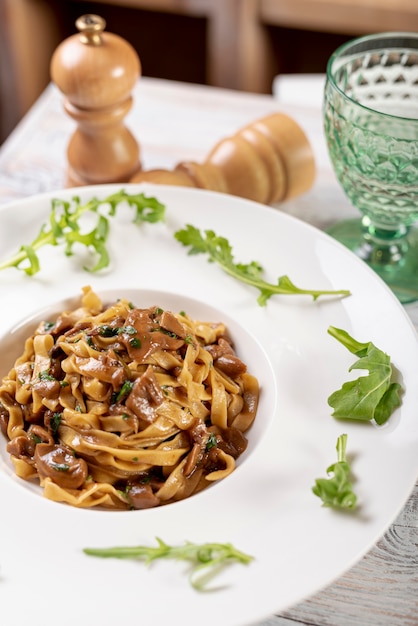 Alto ángulo de pasta fettuccine en mesa de madera