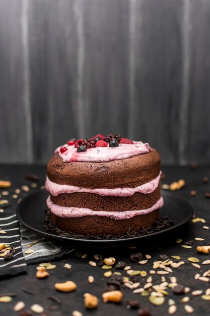 Alto ángulo de pastel en placa con espacio de copia y nueces