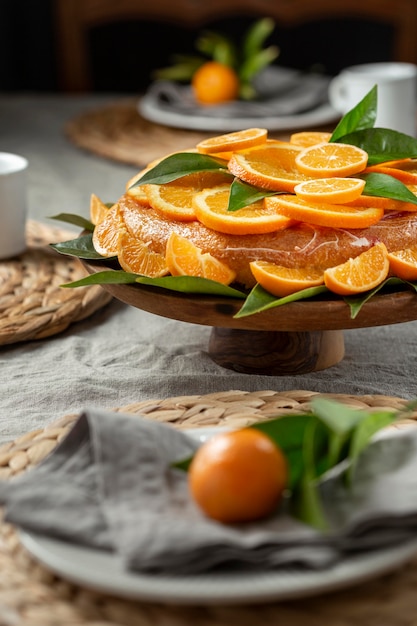 Alto ángulo de pastel con rodajas de naranja