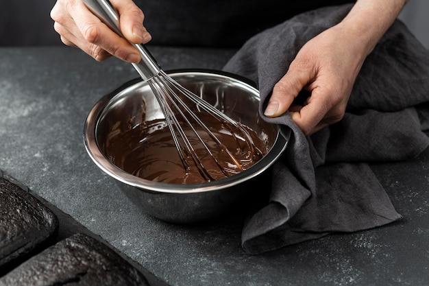 Alto ángulo de pastelero preparando pastel de chocolate