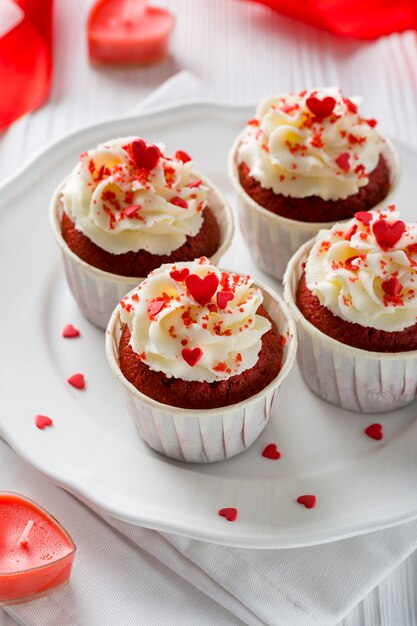 Alto ángulo de pastelitos con glaseado y velas en forma de corazón