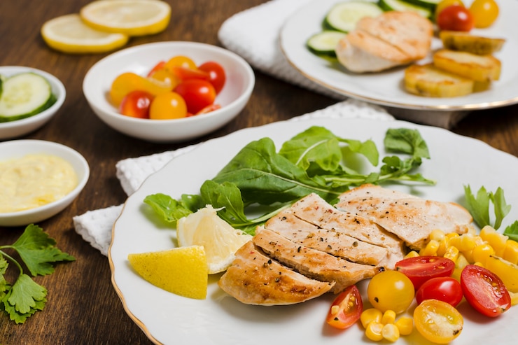 Foto gratuito alto ángulo de pechuga de pollo con variedad de verduras.