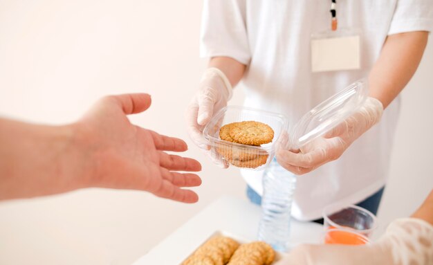 Alto ángulo de persona dando provisiones para el día de la comida