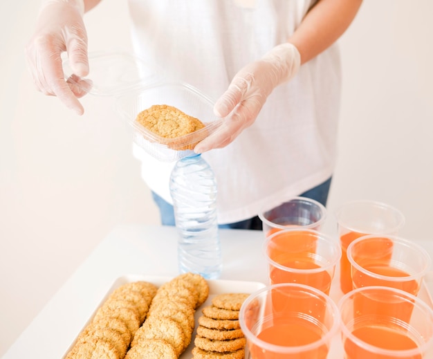 Foto gratuita alto ángulo de persona repartiendo comida