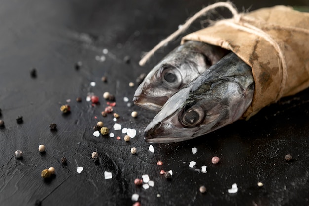 Alto ángulo de pescado envuelto