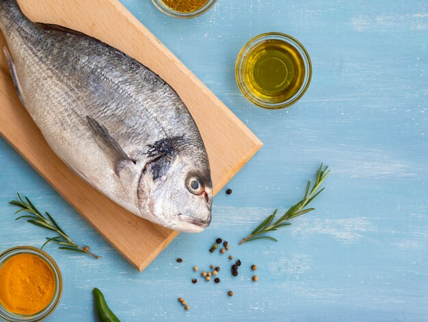 Alto ángulo de pescado fresco en una tabla de madera